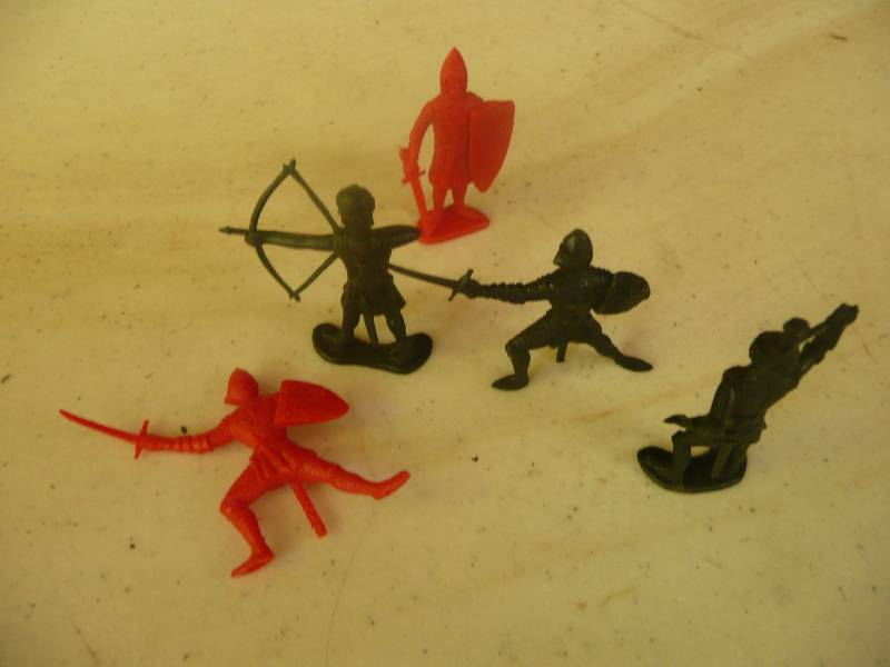 lot 50 image: Vintage Miscellaneous Medieval Plastic Figures