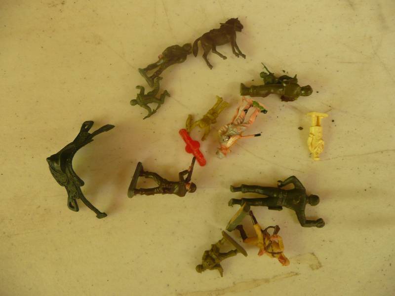 lot 56 image: Vintage Miscellaneous Plastic Mini Figures