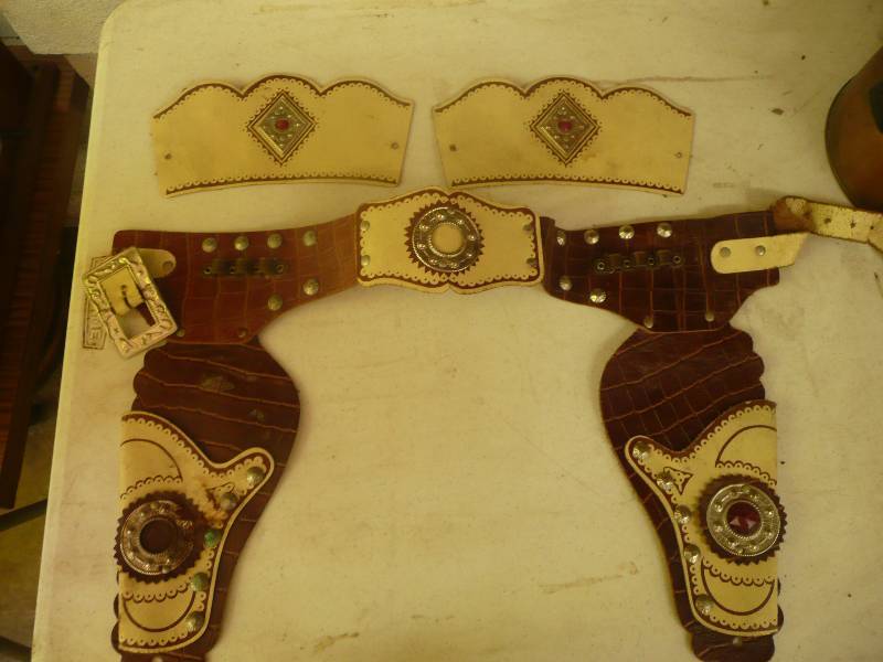 lot 59 image: Vintage Holster Set