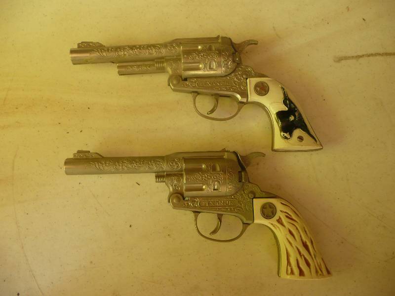 lot 60 image: Vintage Cap Guns - Texan Jr