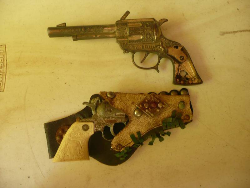 lot 62 image: Vintage Cap Guns & Holster - Wild Bill Hickok