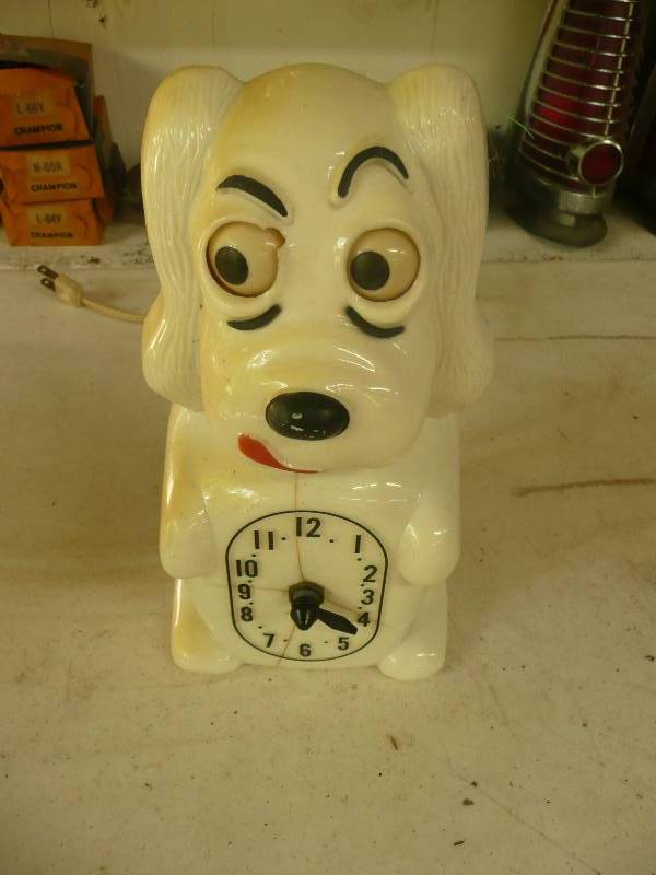lot 133 image: Vintage Very Cool Dog Clock