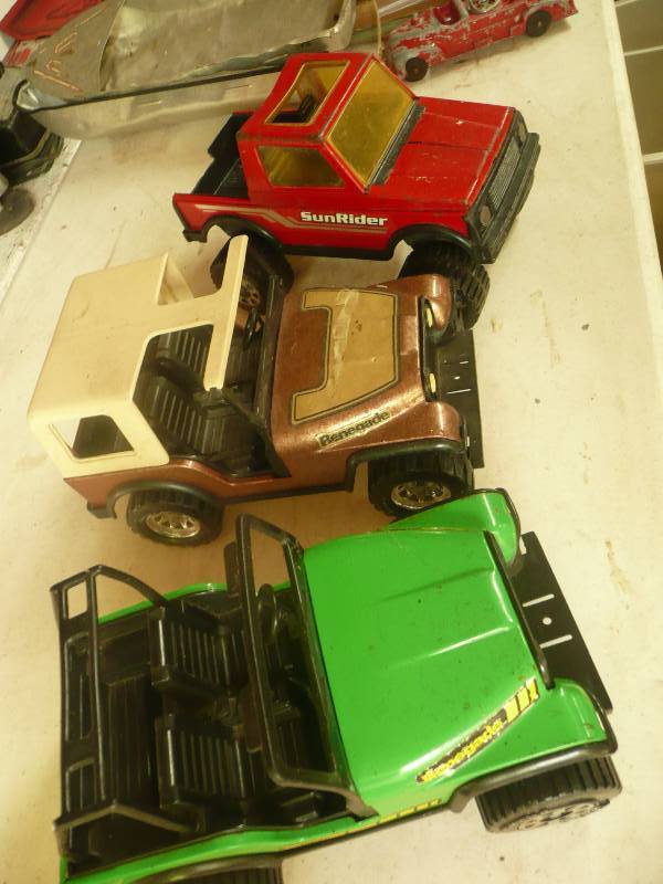 lot 143 image: Vintage Tonka Jeep Group