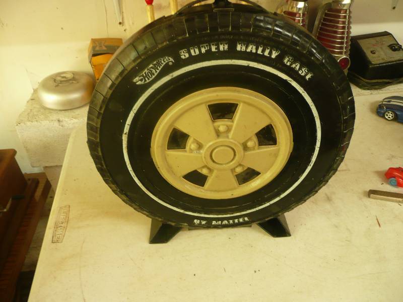 lot 170 image: Vintage Hot Wheel Case