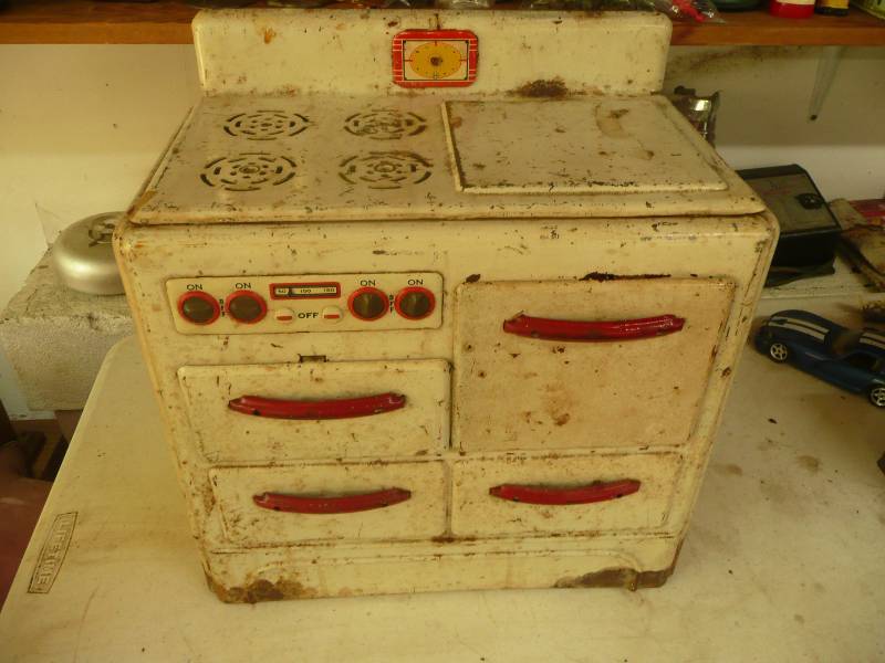 lot 175 image: 1940s Childs Stove