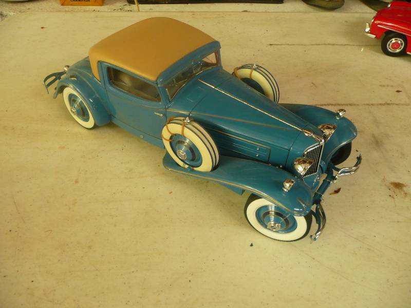 lot 177 image: Vintage Danbury Mint Car