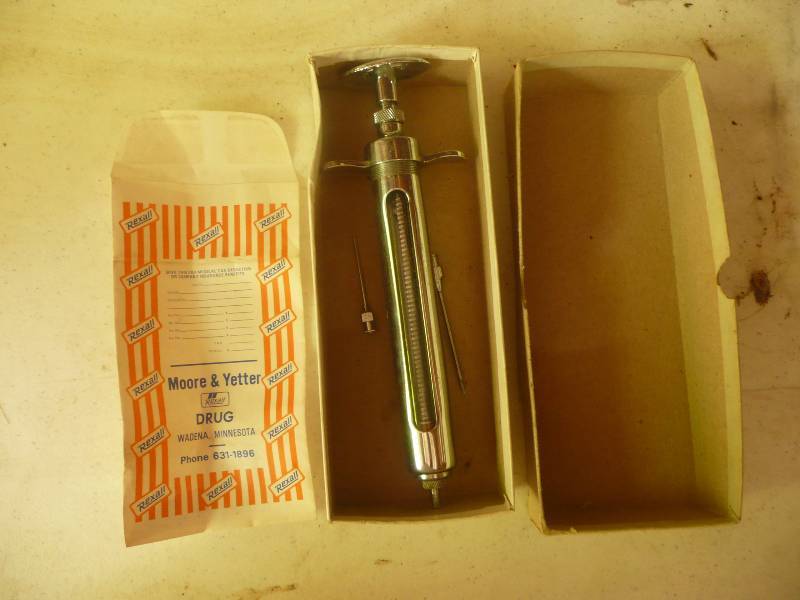 lot 194 image: Vintage Veterinary Syringe
