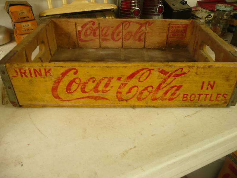 lot 198 image: Vintage Coke Case