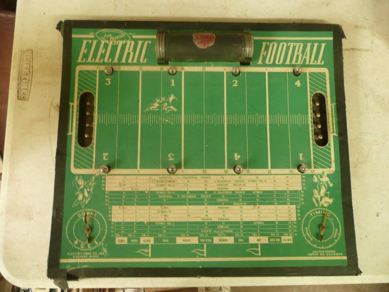 lot 222 image: Vintage Electric Football Game - OLD