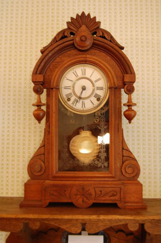lot 3 image: Antique Mantel Clock