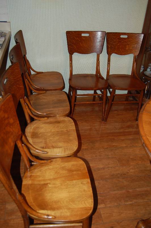 lot 6 image: 6 Oak Chairs