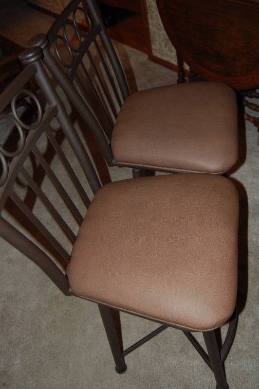 lot 7 image: Pair of Barstools