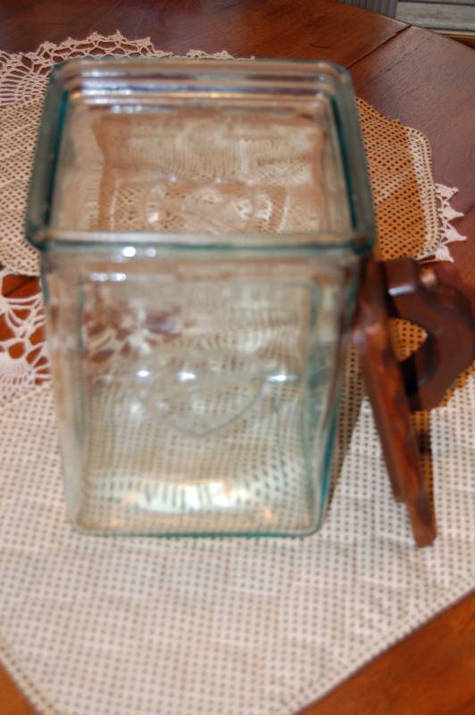 lot 8 image: Vintage Battery Jar with Cover