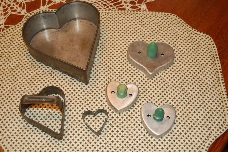 lot 12 image: Vintage Kitchen Utensils