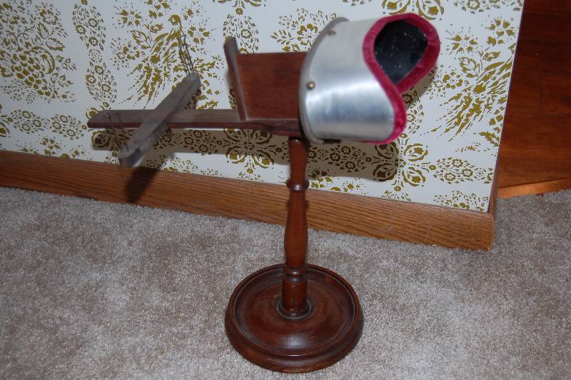 lot 18 image: Antique Stereoscope Viewer on Base