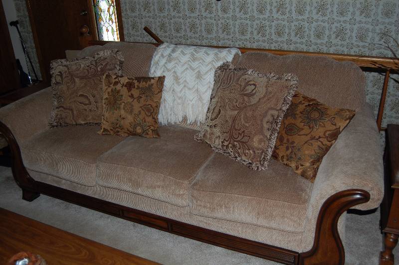 lot 22 image: Sofa