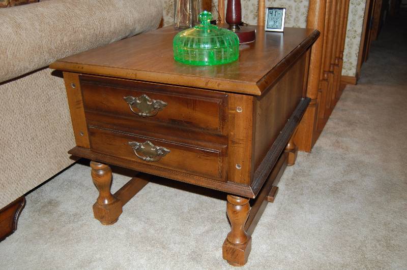 lot 23 image: End Table