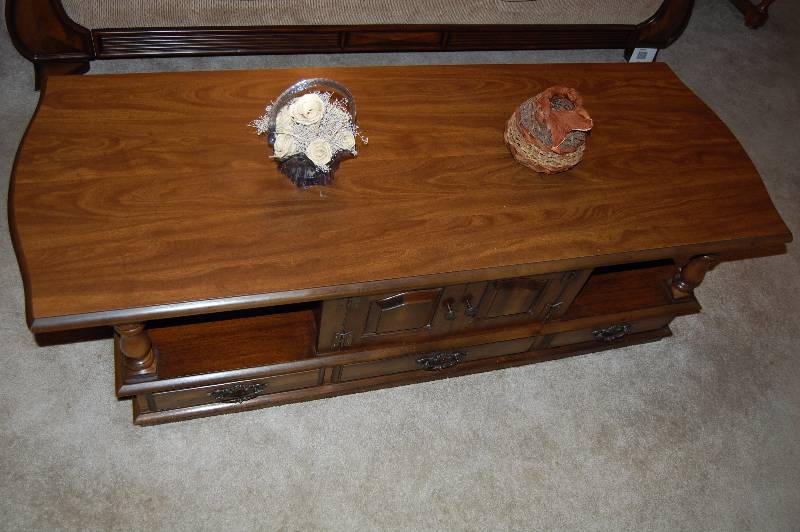 lot 24 image: Coffee Table