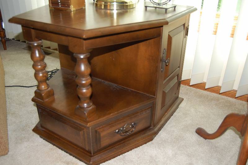 lot 25 image: End table
