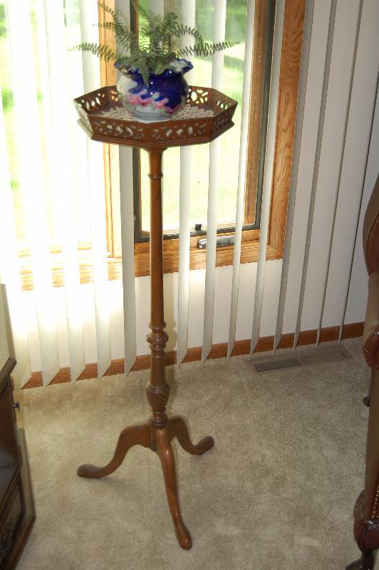 lot 26 image: Antique 3 Legged Plant Stand