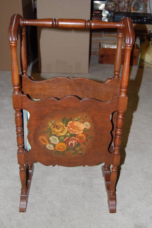 lot 27 image: Magazine Rack