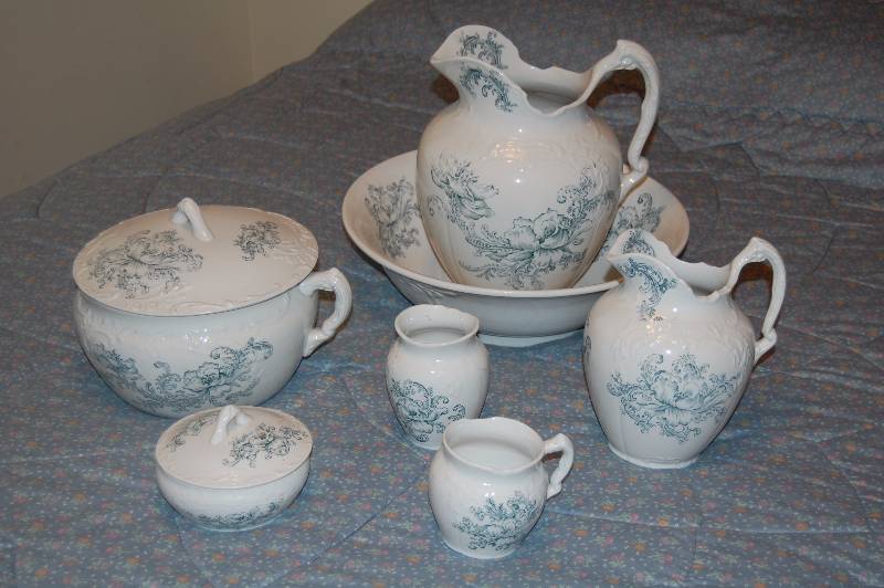 lot 31 image: Wash Basin Set