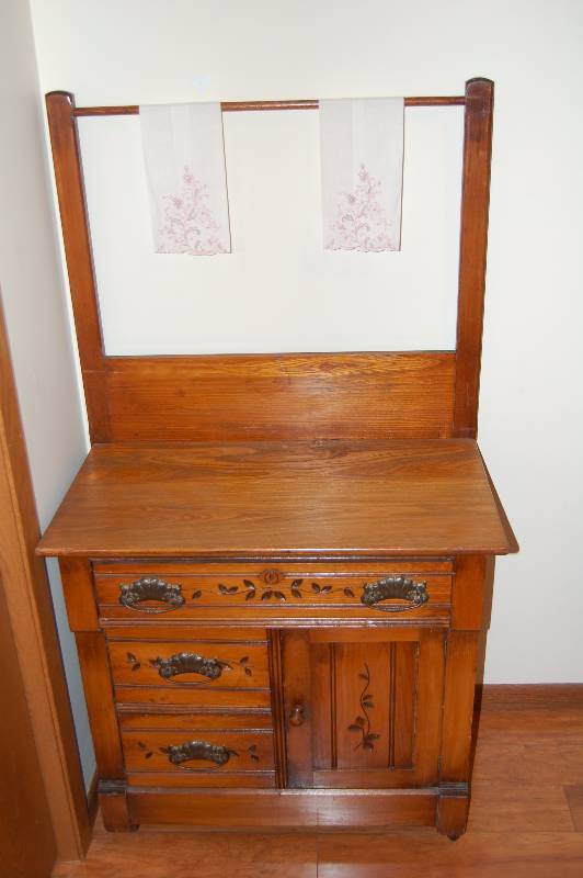 lot 32 image: Antique Bedroom Set
