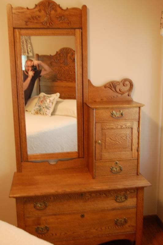 lot 36 image: Gentlemans Dresser with Mirror