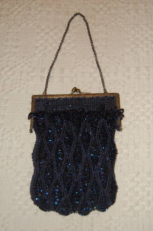 lot 38 image: Antique Hand beaded Purse