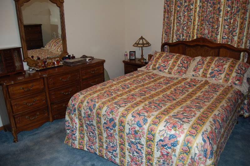 lot 39 image: Bedroom set