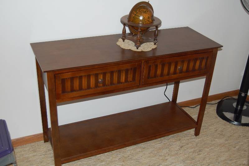 lot 48 image: Table  Stand