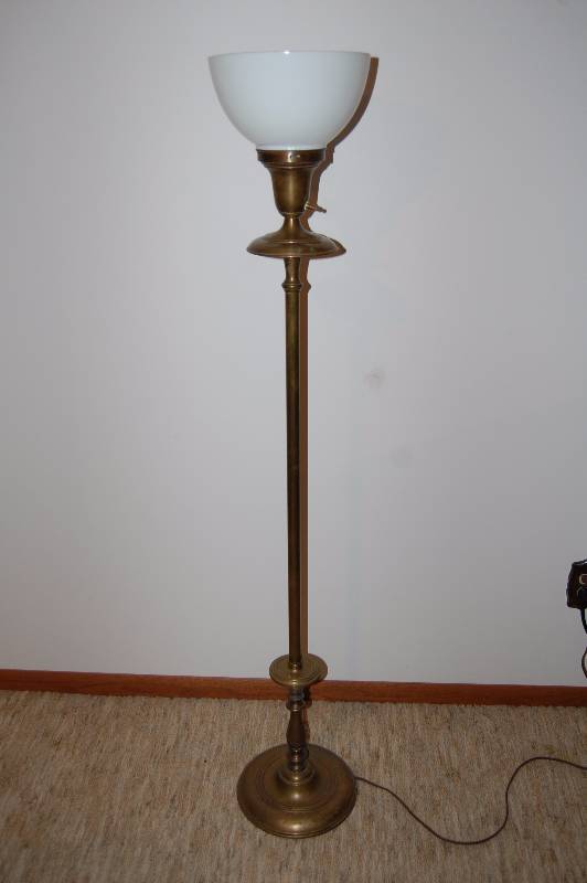 lot 54 image: Brass floor Lamp