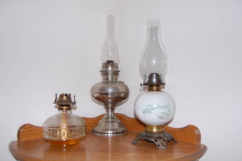 lot 58 image: Set of 3 kerosene lamps