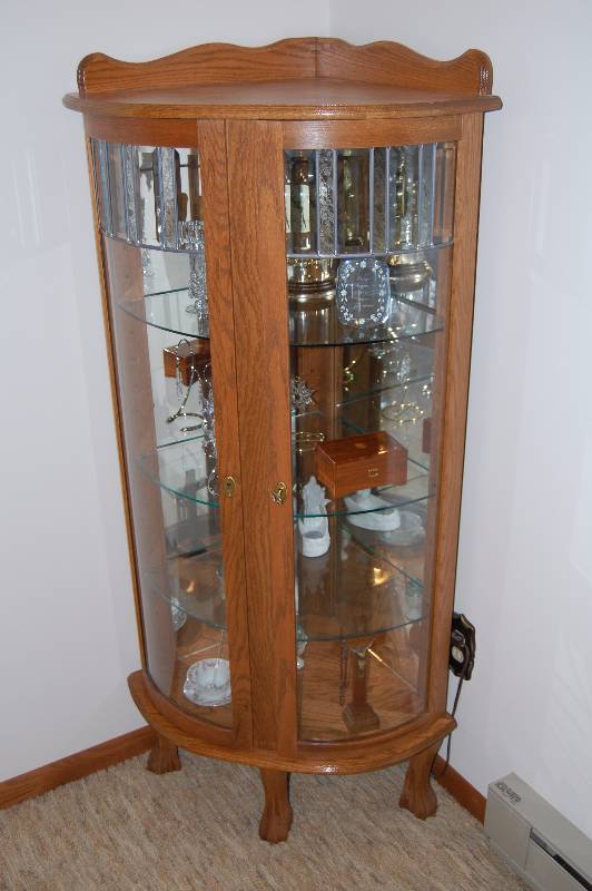 lot 59 image: Lighted Corner Curio Stand