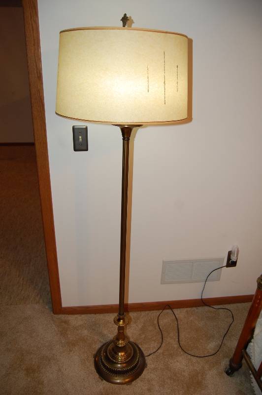lot 64 image: Brass floor Lamp