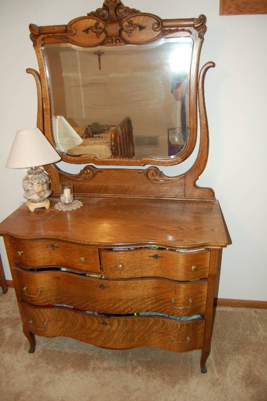 lot 69 image: Antique Dresser with Mirror