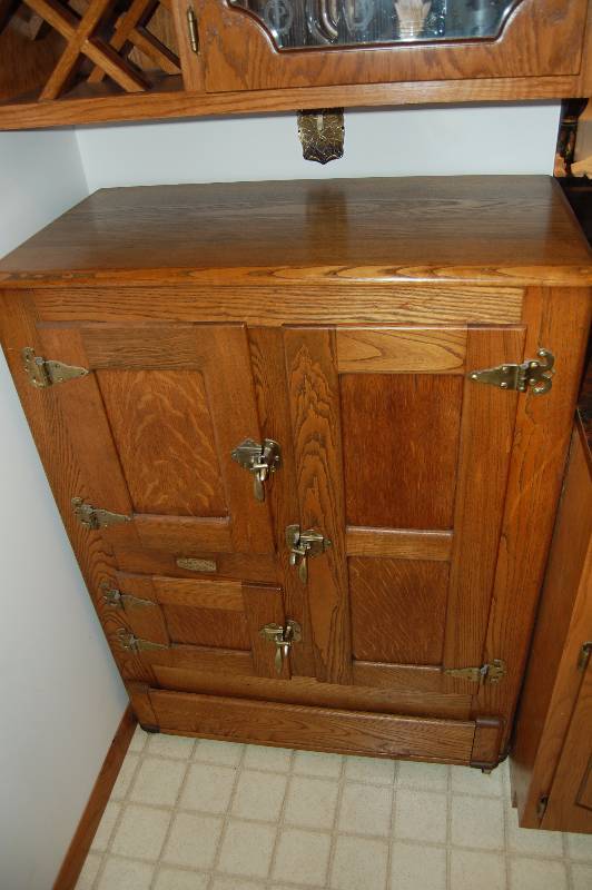 lot 79 image: Antique Ice Chest