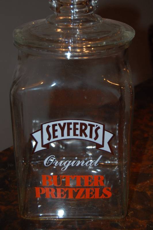 lot 80 image: Buttered Pretzel Jar