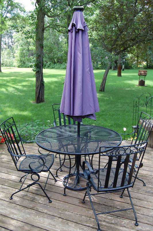 lot 98 image: Patio Set