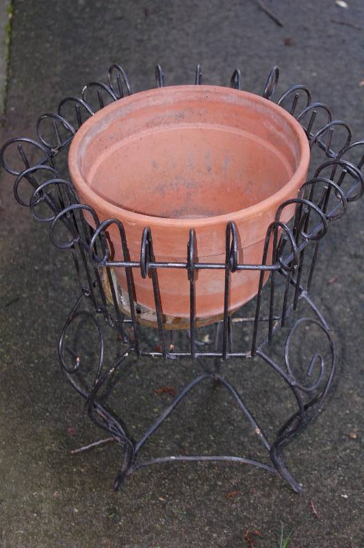lot 102 image: Metal Wire Planter Stand