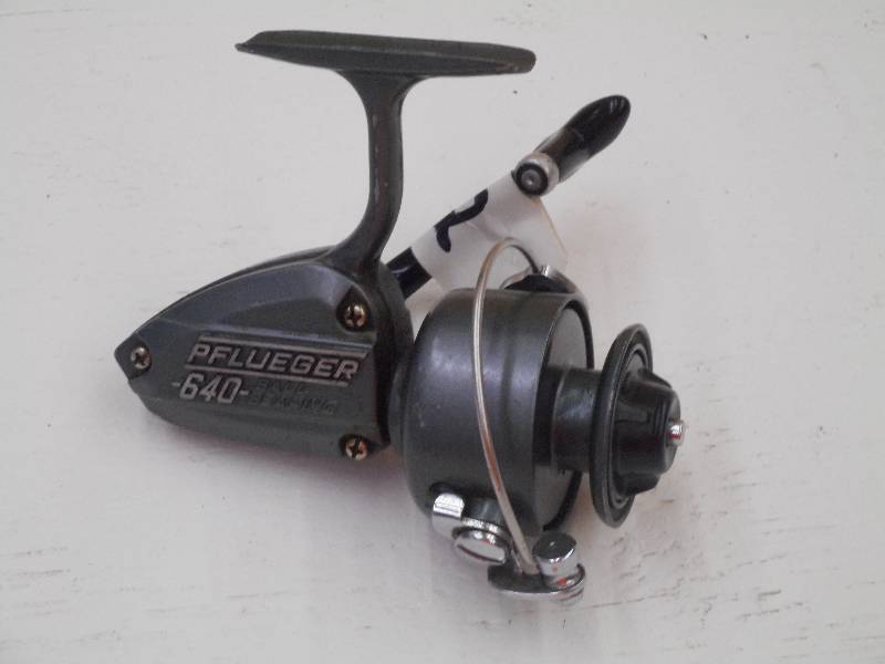 lot 42 image: Pfleuger 640 Fishing Reel ...