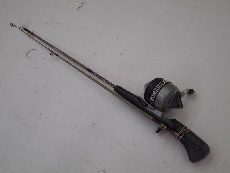 lot 73 image: Vintage Zebco 5ft 2-Piece Medium Ac...