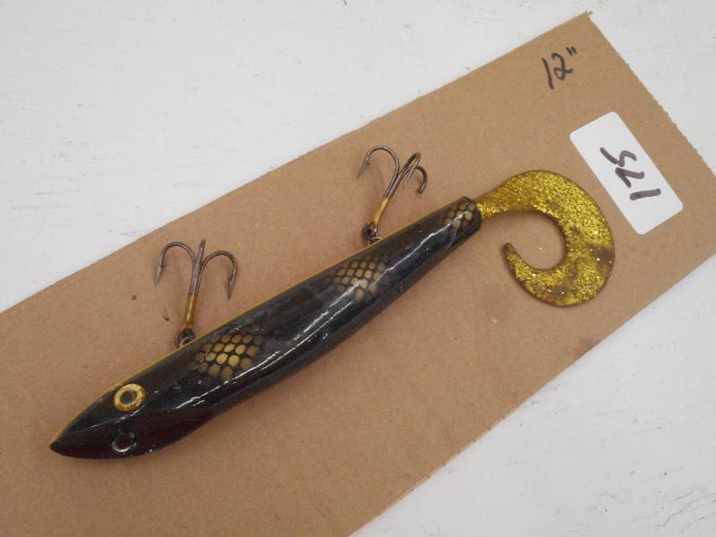 lot 175 image: (1) 12 Muskie Lure ...