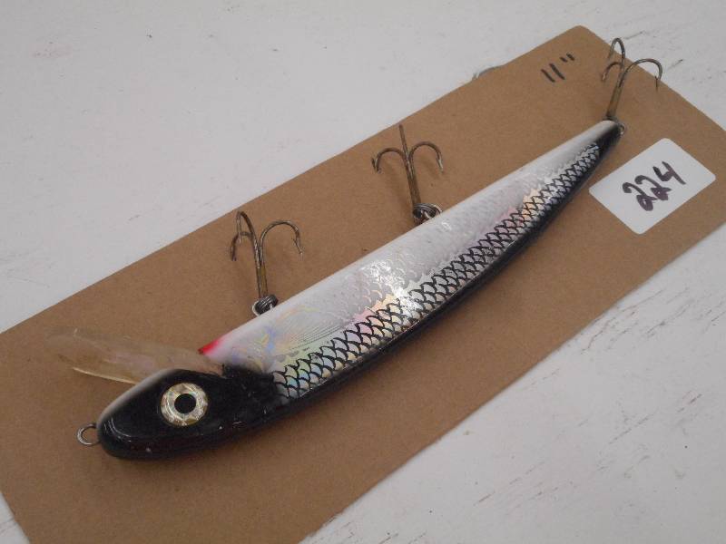 lot 224 image: (1) 11 Muskie Lure ...
