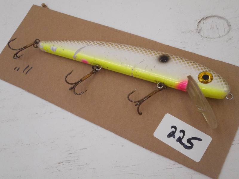 lot 225 image: (1) 11 Muskie Lure ...