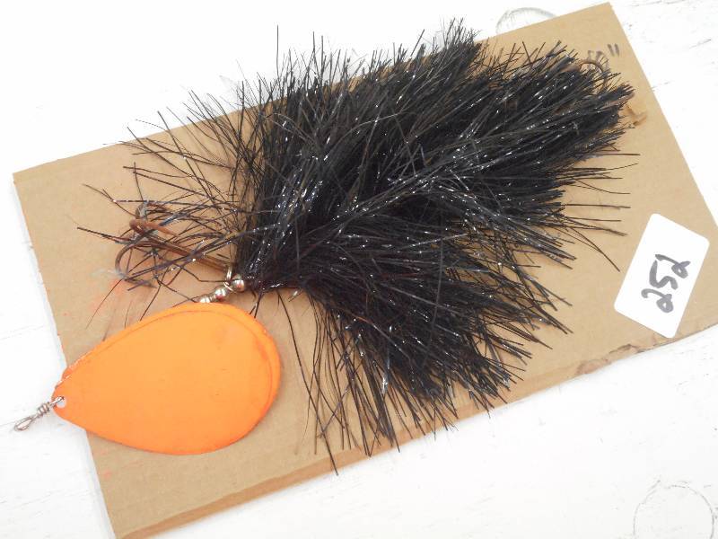 lot 252 image: (1) 10 Muskie Lure ...