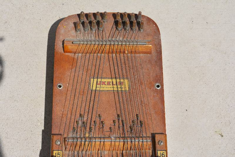 Antique ukelin, International music Corporation