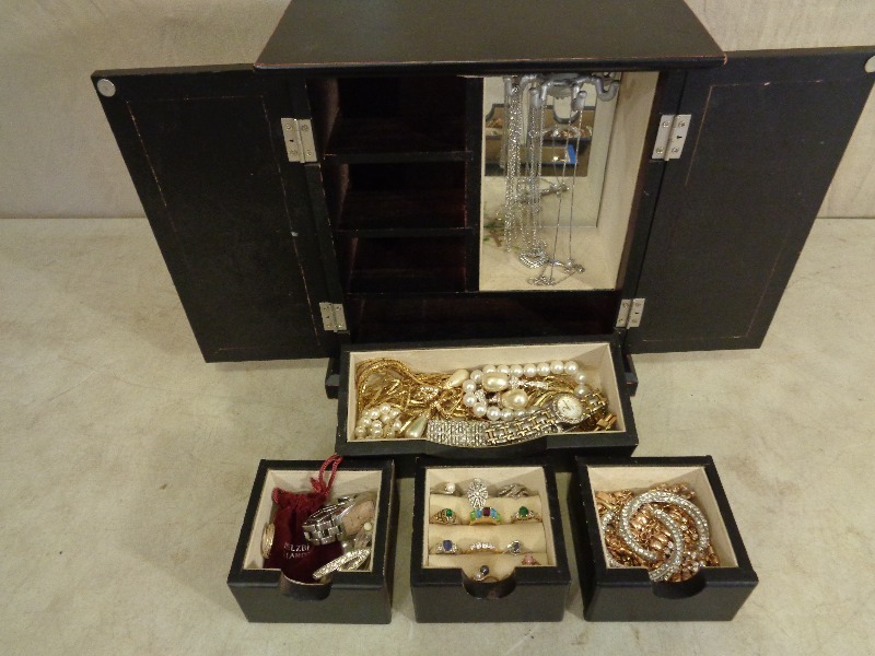 lot 5 image: Jewelry Box Full of Jewelry