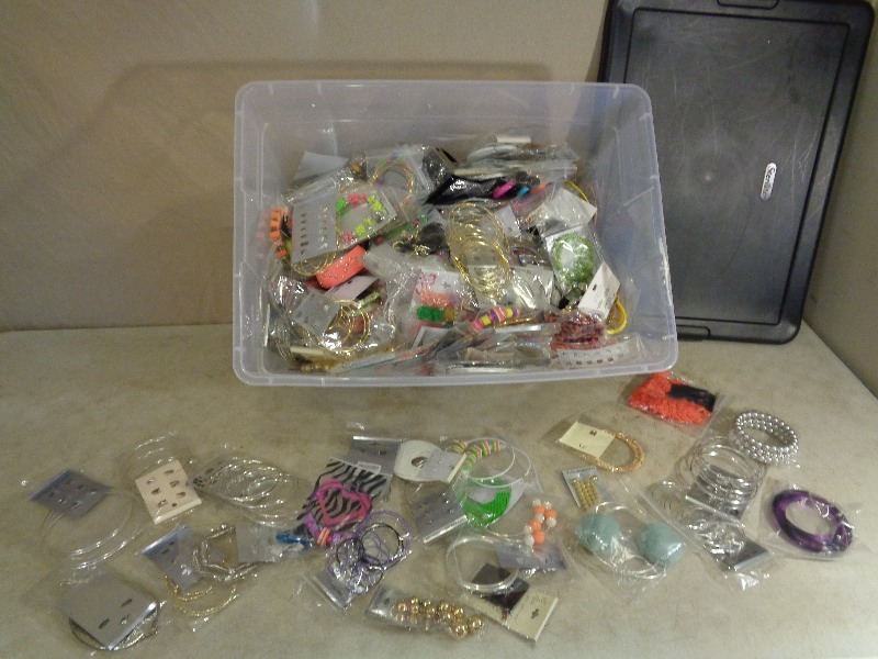 lot 7 image: Large Tote Full of New Jewlery