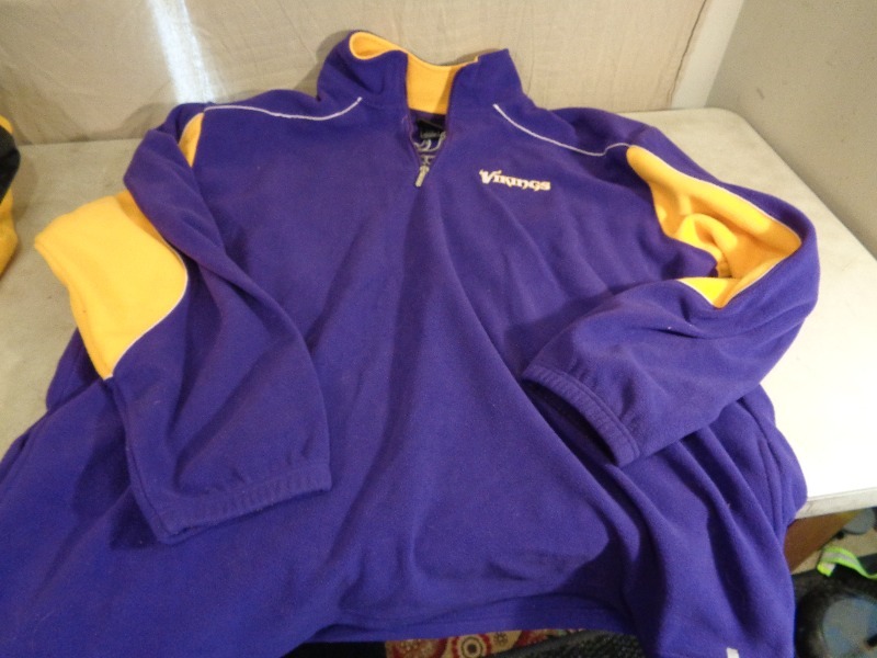 lot 43 image: 4 XL MN Vikings Fleece